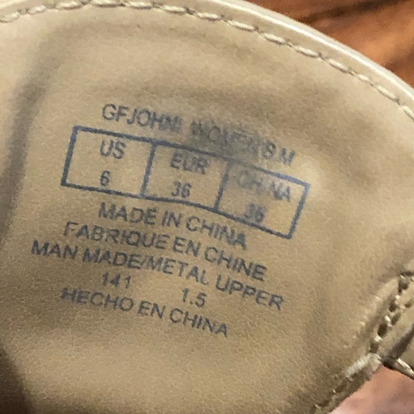 Guess flat T-strap sandals defined by metal logo shiny cream colour sz 6. - Picture 7 of 8